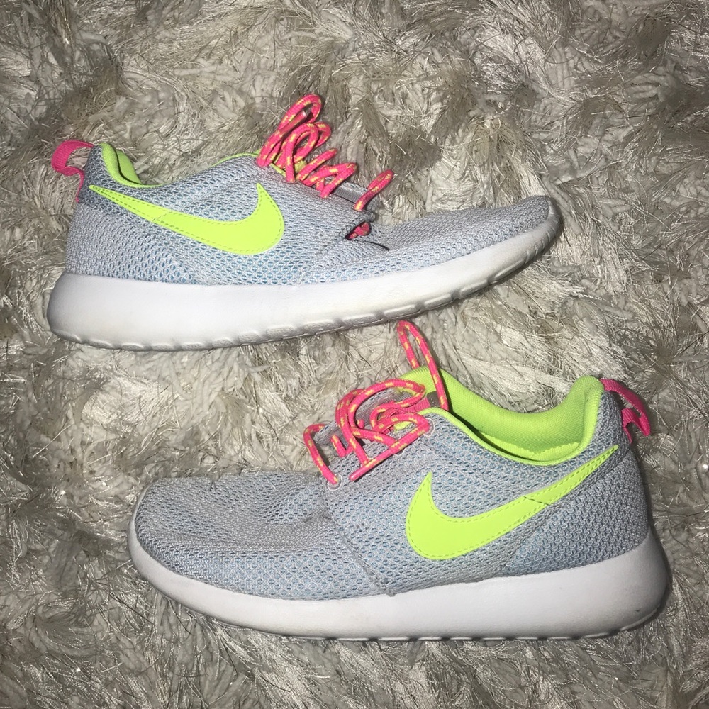 Girls Nike Roshes